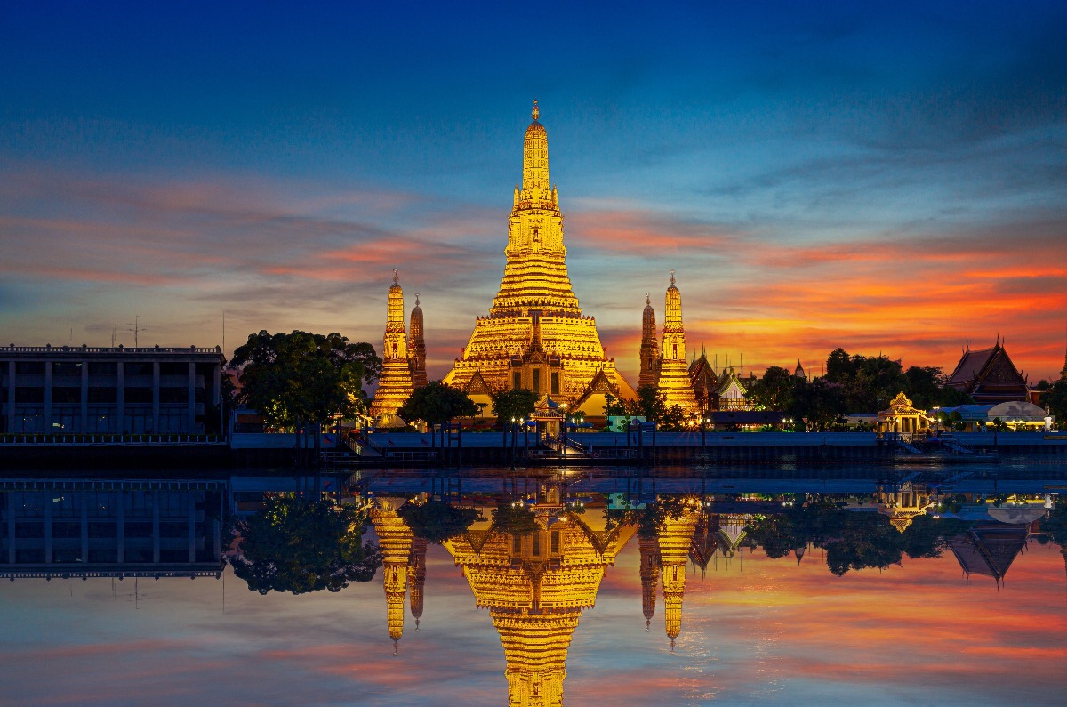 Temple de Bangkok éclairé au coucher du soleil.